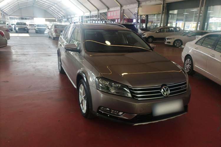 Used Volkswagen Magotan 2012 Travel Edition 2.0 TSI 4x4 Comfort Version Front Right 45 Deg