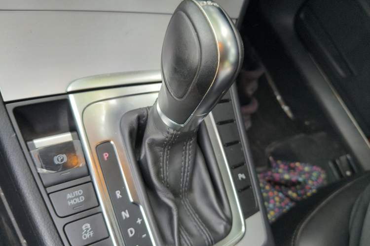 Used Volkswagen Magotan 2012 Revised Version 2.0 TSI Luxury Edition Gear Lever
