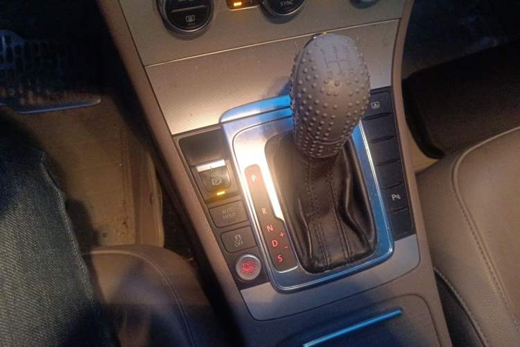 Used Volkswagen Magotan 2012 2.0 TSI Prestige Edition Gear Lever