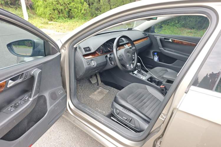 Used Volkswagen Magotan 2012 Travel Edition 2.0 TSI Comfort Version Interior 3
