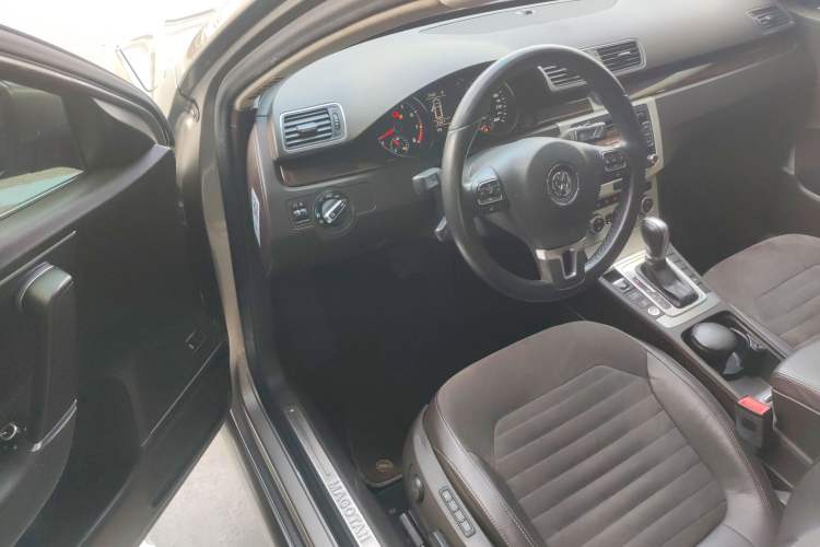 Used Volkswagen Magotan 2012 Travel Edition 2.0 TSI Comfort Version Interior 3