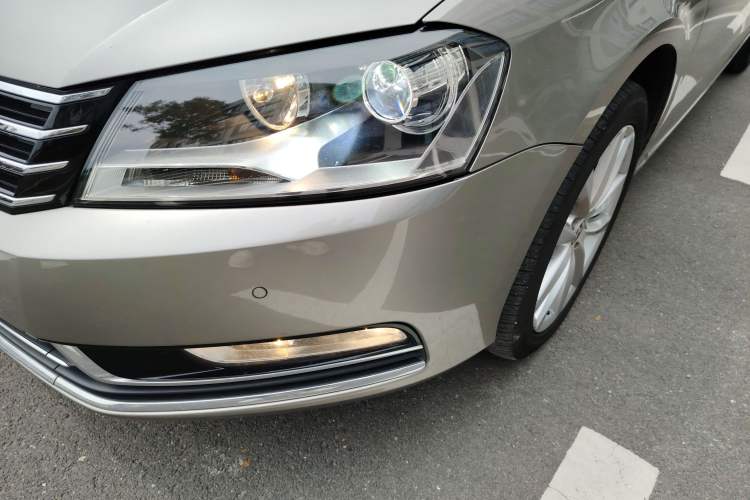 Used Volkswagen Magotan 2012 Travel Edition 2.0 TSI Comfort Version Left Front Headlight
