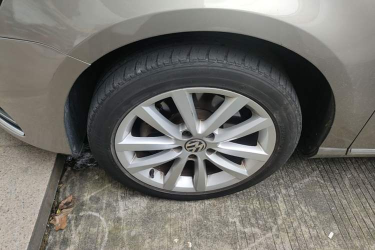Used Volkswagen Magotan 2012 Travel Edition 2.0 TSI Comfort Version Left Front Wheel Hub