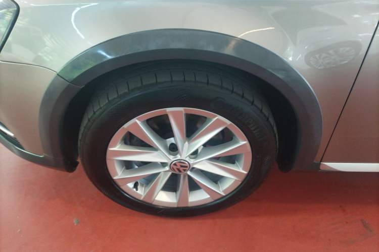 Used Volkswagen Magotan 2012 Travel Edition 2.0 TSI 4x4 Comfort Version Left Front Wheel Hub