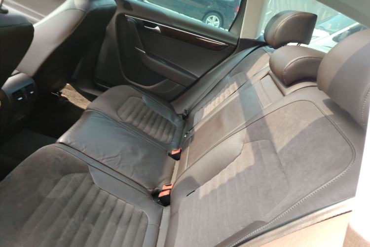 Used Volkswagen Magotan 2012 Travel Edition 2.0 TSI Comfort Version Left Rear Seat