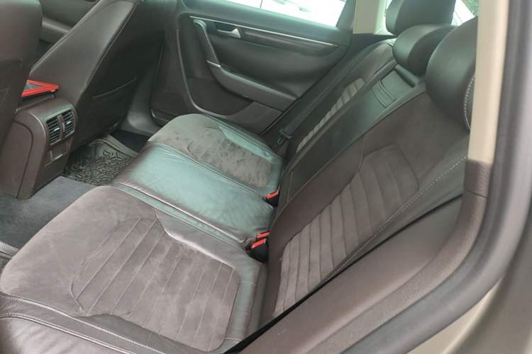 Used Volkswagen Magotan 2012 Travel Edition 2.0 TSI Comfort Version Left Rear Seat
