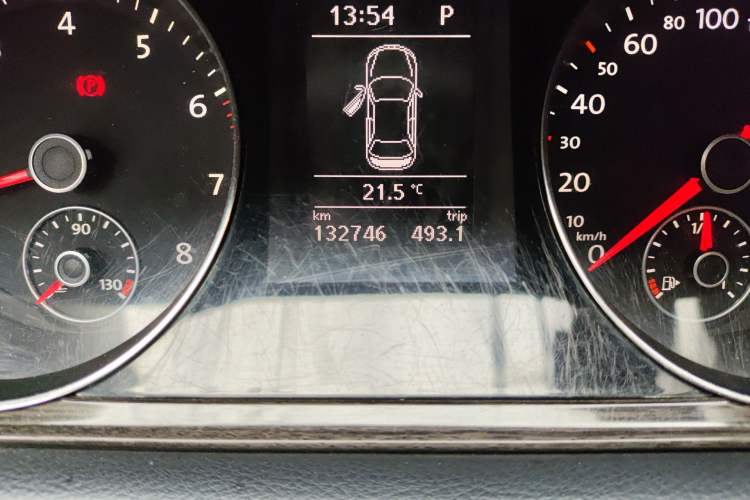 Used Volkswagen Magotan 2012 Facelift 2.0 TSI Prestige Model Odometer Close Up