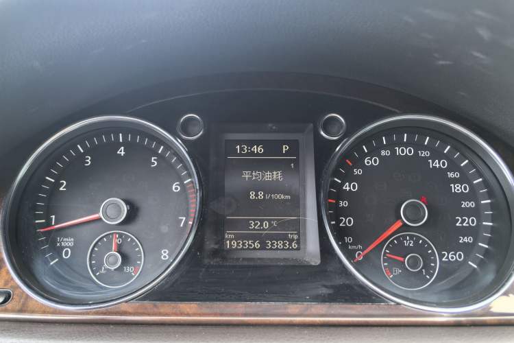 Used Volkswagen Magotan 2012 Travel Edition 2.0 TSI Comfort Version Odometer Close Up