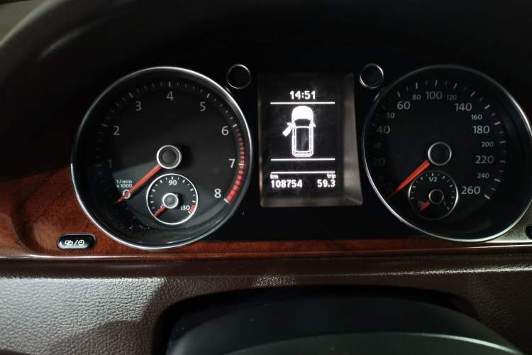 Used Volkswagen Magotan 2012 Travel Edition 2.0 TSI Comfort Version Odometer Close Up