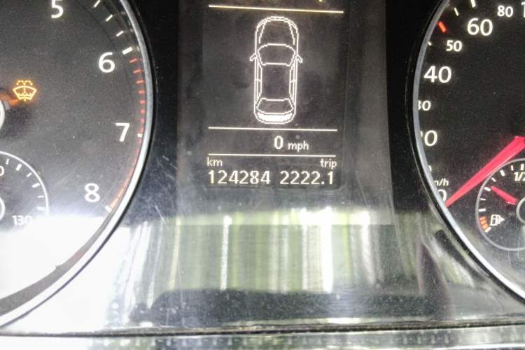 Used Volkswagen Magotan 2012 1.8TSI Luxury Model Odometer Close Up