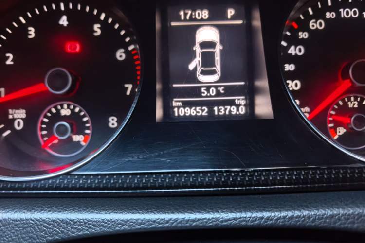 Used Volkswagen Magotan 2012 1.8TSI Luxury Model Odometer Close Up