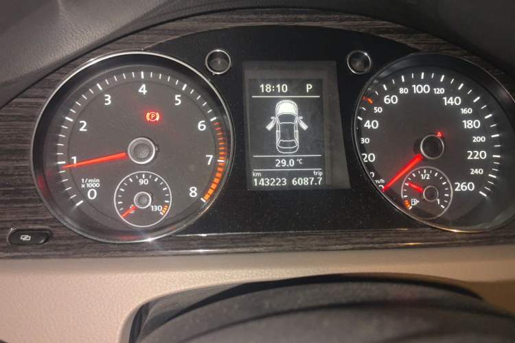 Used Volkswagen Magotan 2012 Facelift 2.0 TSI Prestige Model Odometer Close Up