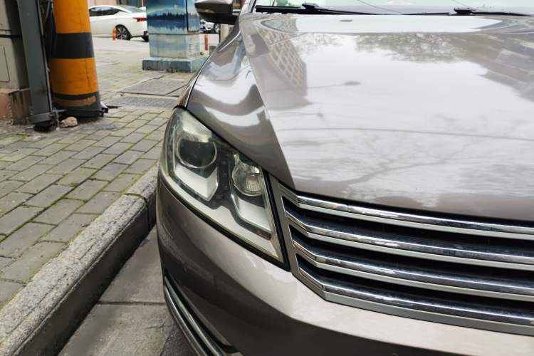 Used Volkswagen Magotan 2012 Facelift 2.0 TSI Prestige Model Right Front Headlight