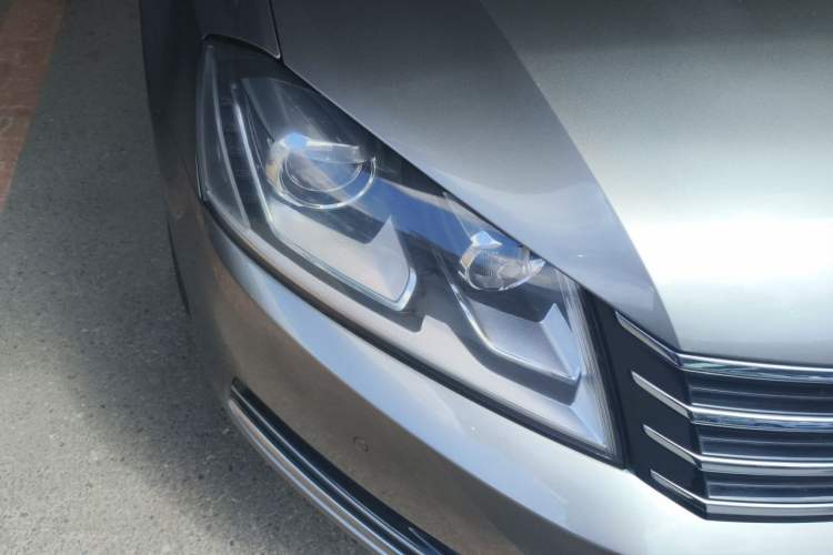 Used Volkswagen Magotan 2012 Travel Edition 2.0 TSI Comfort Version Right Front Headlight