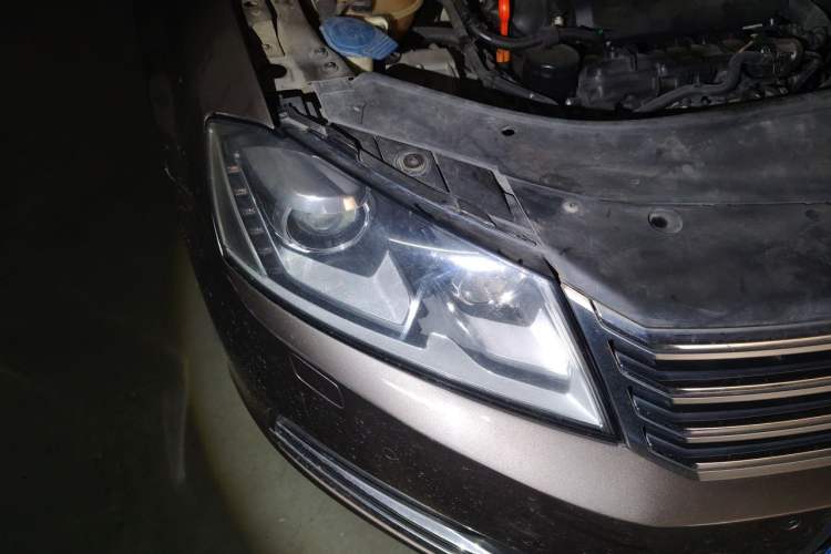 Used Volkswagen Magotan 2012 Revised 1.8TSI Luxury Version Right Front Headlight