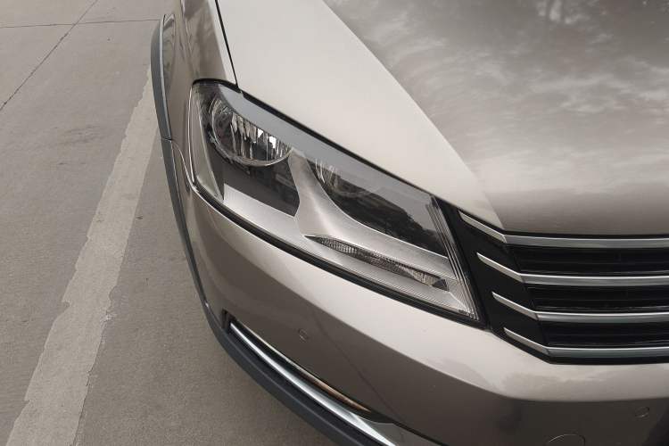 Used Volkswagen Magotan 2012 Travel Edition 2.0 TSI 4x4 Comfort Version Right Front Headlight