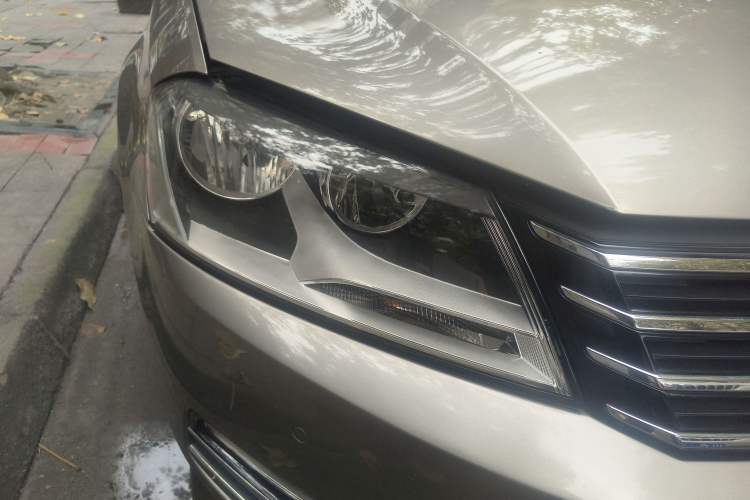 Used Volkswagen Magotan 2012 Travel Edition 2.0 TSI Comfort Version Right Front Headlight