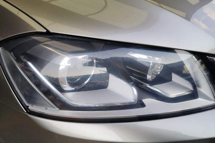 Used Volkswagen Magotan 2012 Travel Edition 2.0 TSI Comfort Version Right Front Headlight