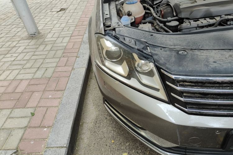 Used Volkswagen Magotan 2012 Travel Edition 2.0 TSI Luxury Version Right Front Headlight