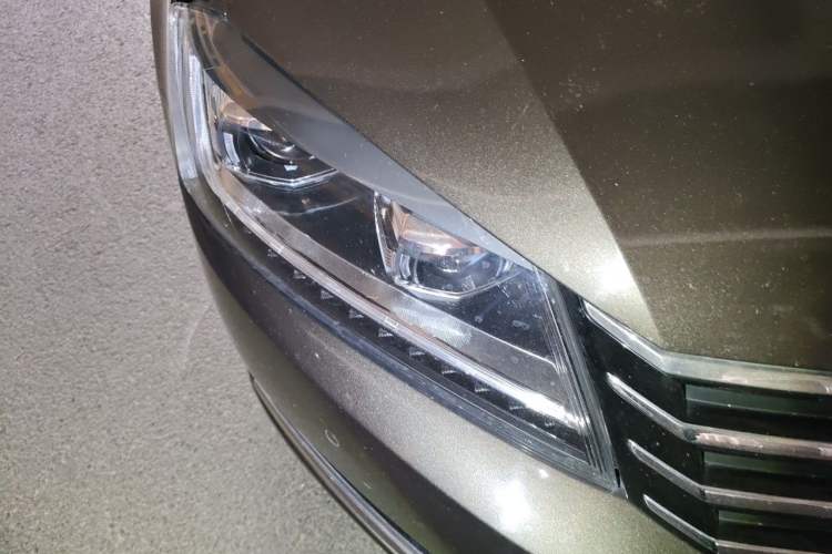 Used Volkswagen Magotan 2012 Travel Edition 2.0 TSI Comfort Version Right Front Headlight