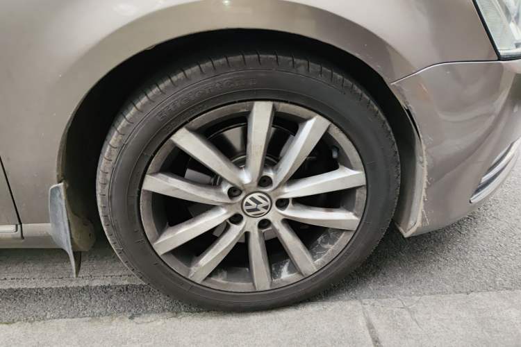 Used Volkswagen Magotan 2012 Facelift 2.0 TSI Prestige Model Right Front Wheel Hub