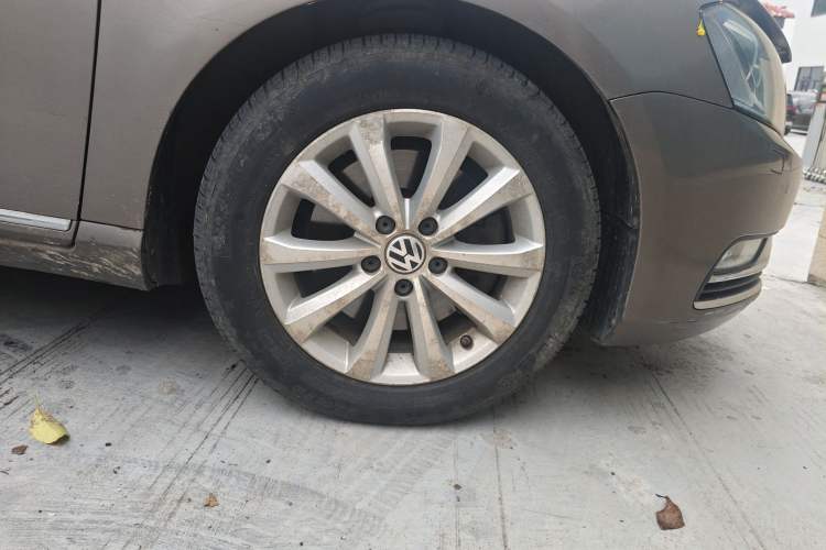 Used Volkswagen Magotan 2012 Revised 1.8TSI Luxury Version Right Front Wheel Hub