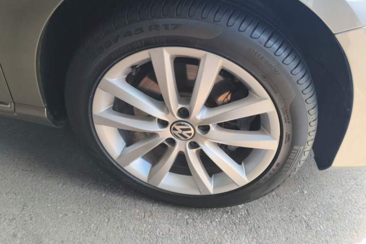 Used Volkswagen Magotan 2012 Travel Edition 2.0 TSI Comfort Version Right Front Wheel Hub