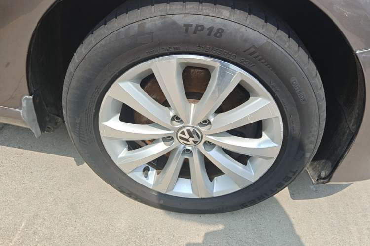 Used Volkswagen Magotan 2012 Revised 1.8TSI Luxury Version Right Front Wheel Hub