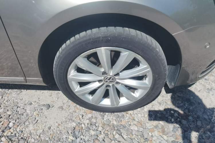 Used Volkswagen Magotan 2012 Travel Edition 2.0 TSI Luxury Version Right Front Wheel Hub