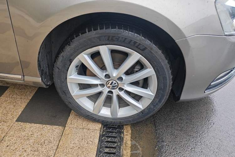 Used Volkswagen Magotan 2012 Travel Edition 2.0 TSI Comfort Version Right Front Wheel Hub