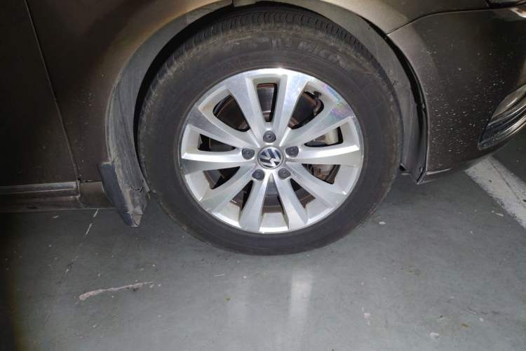 Used Volkswagen Magotan 2012 Revised 1.8TSI Luxury Version Right Front Wheel Hub