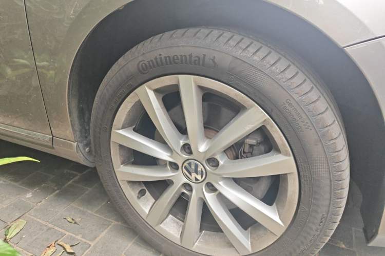 Used Volkswagen Magotan 2012 Travel Edition 2.0 TSI Comfort Version Right Front Wheel Hub