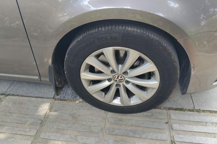 Used Volkswagen Magotan 2012 Revised Version 2.0 TSI Luxury Edition Right Front Wheel Hub