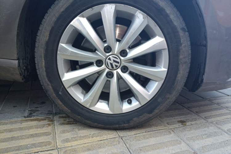 Used Volkswagen Magotan 2012 Revised Version 1.8TSI Leading Edition Right Front Wheel Hub