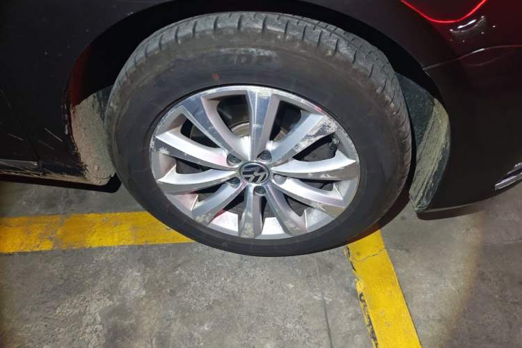 Used Volkswagen Magotan 2012 Revised 1.8TSI Luxury Version Right Front Wheel Hub