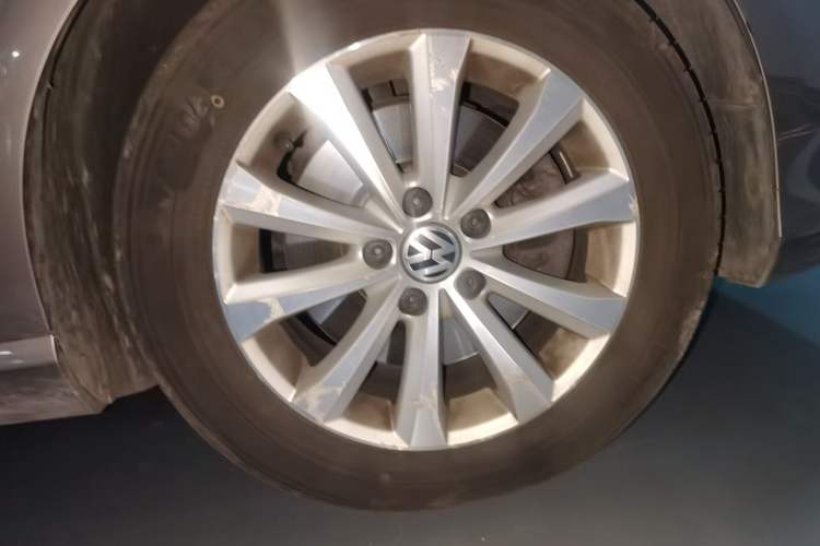 Used Volkswagen Magotan 2012 Revised 1.8TSI Luxury Version Right Front Wheel Hub