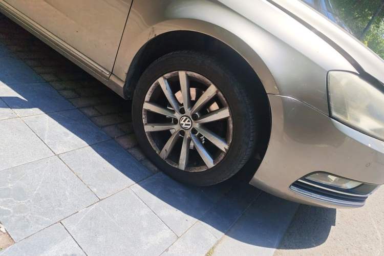 Used Volkswagen Magotan 2012 Travel Edition 2.0 TSI Comfort Version Right Front Wheel Hub