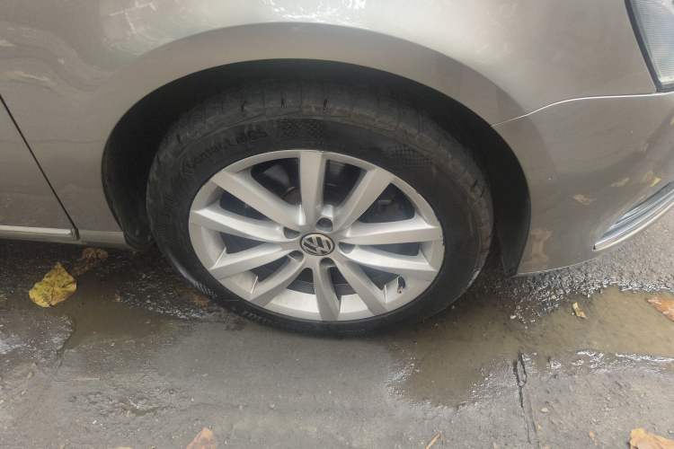 Used Volkswagen Magotan 2012 Travel Edition 2.0 TSI Comfort Version Right Front Wheel Hub