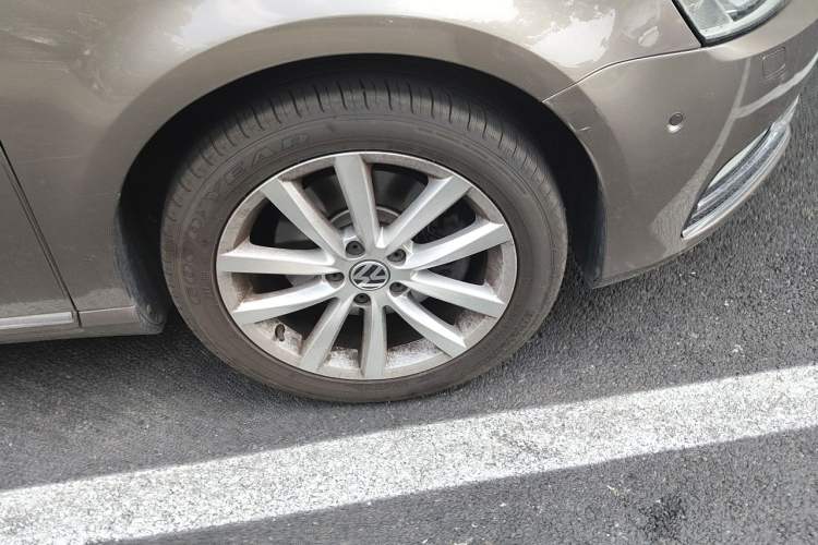 Used Volkswagen Magotan 2012 Facelift 1.8TSI Prestige Model Right Front Wheel Hub