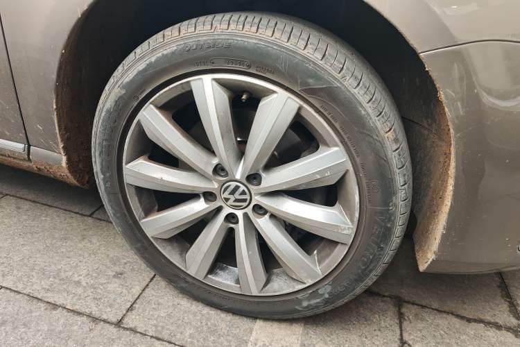 Used Volkswagen Magotan 2012 Travel Edition 2.0 TSI Luxury Version Right Front Wheel Hub