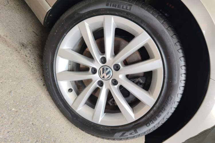 Used Volkswagen Magotan 2012 Travel Edition 2.0 TSI Comfort Version Right Front Wheel Hub