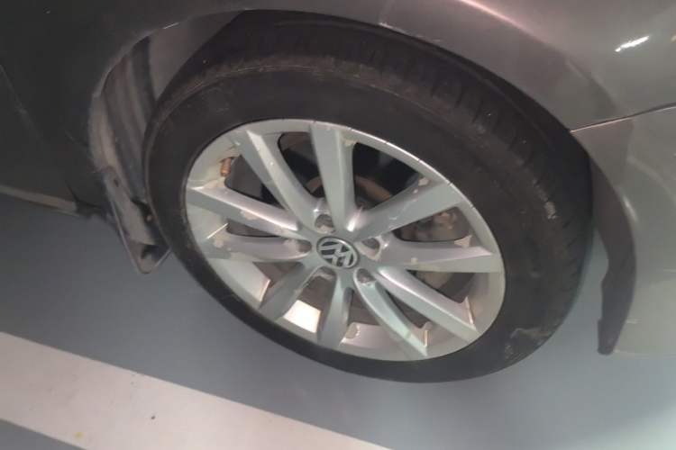 Used Volkswagen Magotan 2012 Facelift 2.0 TSI Prestige Model Right Front Wheel Hub