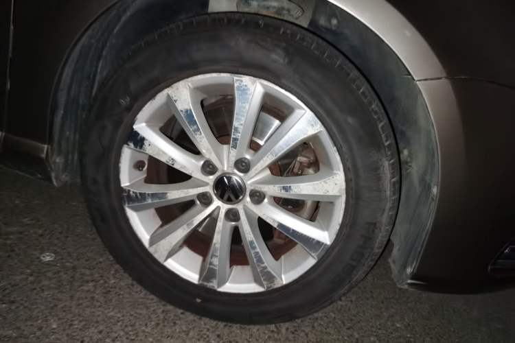 Used Volkswagen Magotan 2012 Revised Version 1.8TSI Leading Edition Right Front Wheel Hub