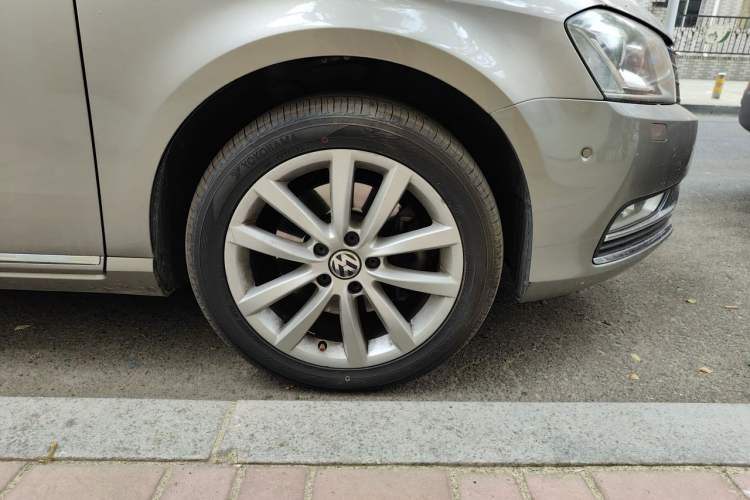 Used Volkswagen Magotan 2012 Travel Edition 2.0 TSI Luxury Version Right Front Wheel Hub