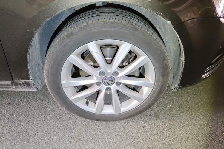 Used Volkswagen Magotan 2012 Travel Edition 2.0 TSI Comfort Version Right Front Wheel Hub