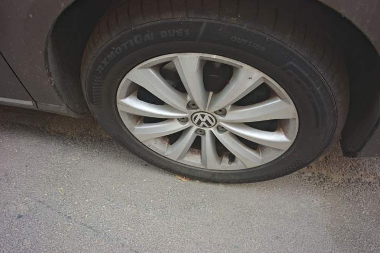 Used Volkswagen Magotan 2012 Revised 1.8TSI Luxury Version Right Front Wheel Hub