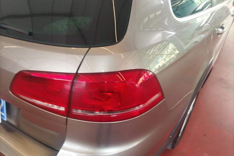 Used Volkswagen Magotan 2012 Travel Edition 2.0 TSI 4x4 Comfort Version Right Rear Taillight