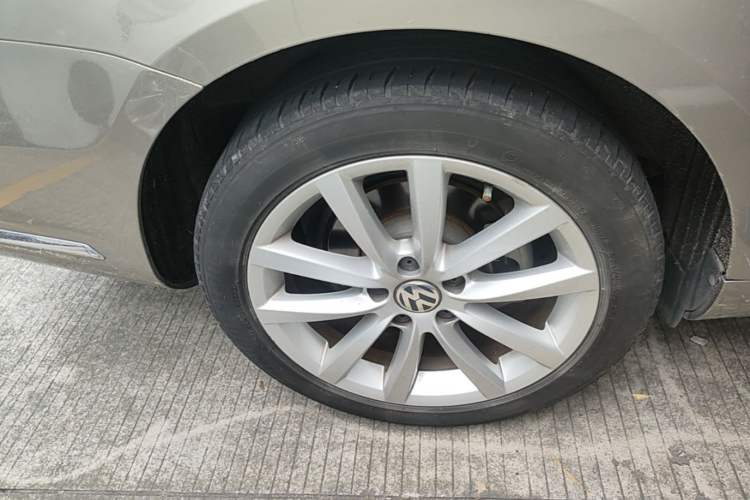 Used Volkswagen Magotan 2012 Travel Edition 2.0 TSI Comfort Version Right Rear Wheel Hub