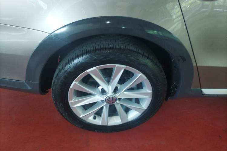 Used Volkswagen Magotan 2012 Travel Edition 2.0 TSI 4x4 Comfort Version Right Rear Wheel Hub