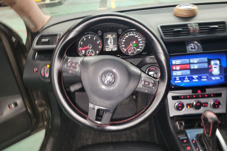 Used Volkswagen Magotan 2012 Revised Version 2.0 TSI Luxury Edition Steering Wheel